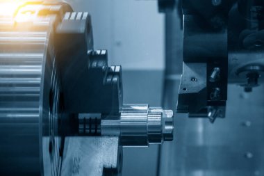 CNC torna makinesi metal şaft parçalarını kesiyor. CNC dönüşüm makinesinin yüksek teknolojili metal işlemesi .