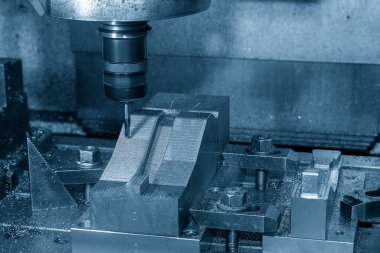 CNC değirmen makinesi, basını kesiyor ve top değirmeninin ucundaki aletle ölüyor. Kalıplar, sert top değirmeni ile makine merkeziyle kesme işlemi yapıyor.