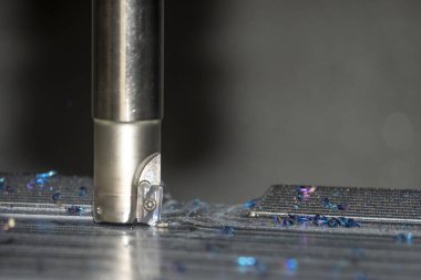 CNC Değirmen Makinesi, enjeksiyon küf parçalarını indekslenebilir araçlarla kesiyor. Kalıplar ve ölüm üretim süreci, son değirmen araçları ile makine merkezi tarafından.