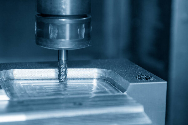 Фрезерный станок с ЧПУ режущий пресс умирает с помощью твердого инструмента радиус конца мельницы. Процесс резки деталей пресс-формы с помощью обрабатывающего центра с твердосплавной мельницей.