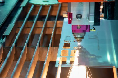 Fiber lazer kesme makinesi metal plakayı kesti. Lazer kesme makinesinin yüksek teknoloji metal üretim süreci.. 