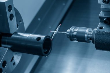 Modüler dokunmatik sonda CNC torna makinesindeki tüp parçalarını kontrol ediyor. Parçaları CMM sondasıyla döndürmenin kalite kontrolü.