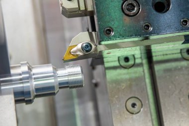 CNC torna makinesi metal çivi parçalarının sonunda iplik kesiyor. CNC dönüşüm makinesinin yüksek teknolojili metal işlemesi .