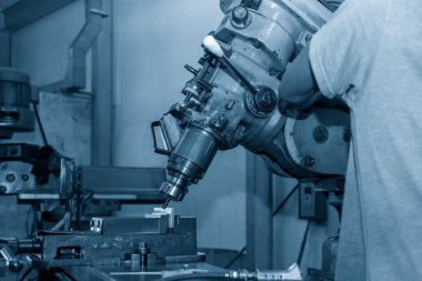 Metal plaka parçalarının olduğu açı değirmeni. NC değirmen makinesinin atölye çalışması.