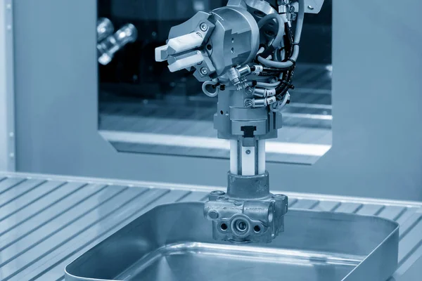 Der Automatische Roboterarm Greift Die Metallteile Von Der Cnc Drehmaschine — Stockfoto