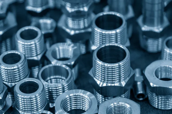 Açık mavi sahneyle birleşen su borusu yığını. Su borusu birleştirme konsepti..