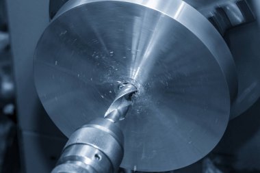 Torna makinesi deliği, metal parçaları matkap aletleriyle kesiyor. Makineyi döndürerek metal işleme süreci.