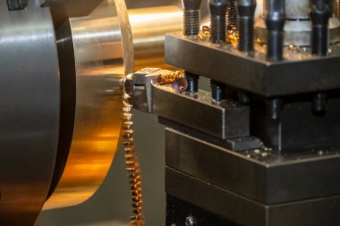Torna makinesi, pirinç disk parçalarını torna ile kesmeyi bitirsin. Makineyi döndürerek metal işleme süreci.