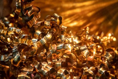 Pirinç parçalarının dönüm işleminden kalma yakın çekim sahnesi. Torna cips yığını.