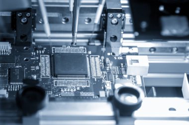 Ana bordanın otomatik montaj hattını yüksek hızlı robotik sistemle kapatın. Elektronik endüstrisinin yüksek teknoloji üretim süreci. 