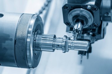 Çoklu görev yapan CNC torna makinesi İsviçre tipi değirmen, metal parçaları değirmen mili ile kesiyor. CNC dönüşüm makinesiyle çalışan yüksek teknoloji metali.
