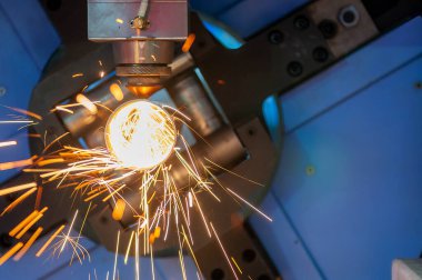 Fiber lazer kesme makinesi metal tüpü kesti. Lazer kesme makinesinin yüksek teknoloji metal üretim süreci.. 