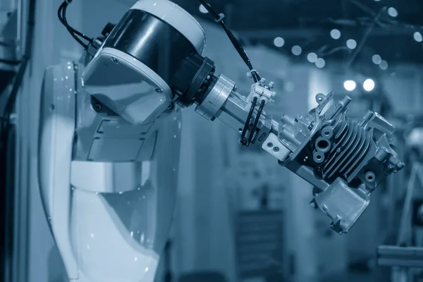 Αυτόματος Ρομποτικός Βραχίονας Που Κρατάει Μέρη Της Μηχανής Υψηλής Τεχνολογίας — Φωτογραφία Αρχείου