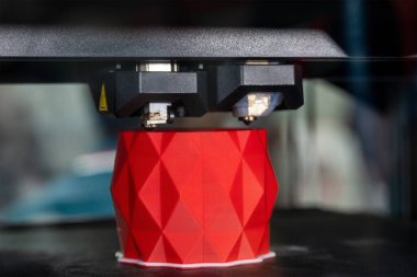 Çift enjektör 3D yazıcı makinesiyle katkı maddesi üretimi. Hızlı prototip yöntemi ile yüksek teknoloji üretim süreci. 