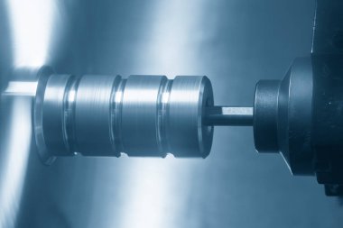 Torna makinesi, torna tezgahlarıyla metal parçalarını kesmeye başladı. Makineyi döndürerek metal işleme süreci.