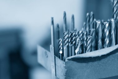 CNC değirmen makinesi için kullanılan kesme aletleri grubunun yakın çekim sahnesi. Makine merkezi için kesme aracı.