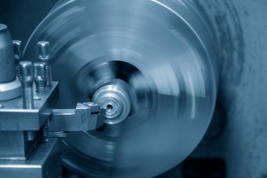 Torna makinesi torna tezgahıyla metal şaft parçalarını kesmiş. Makineyi döndürerek metal işleme süreci.