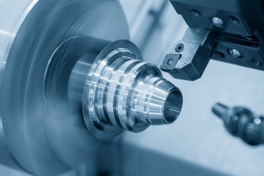 CNC torna makinesi metal şaft parçalarını kesiyor. CNC dönüşüm makinesinin yüksek teknolojili metal işlemesi .