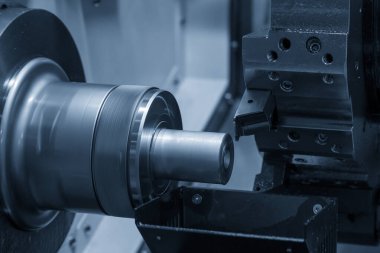 CNC torna makinesi metal şaft parçalarını kesiyor. CNC dönüşüm makinesinin yüksek teknolojili metal işlemesi .