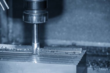 CNC Değirmen Makinesi, enjeksiyon küf parçalarını indekslenebilir araçlarla kesiyor. Kalıplar ve ölüm üretim süreci, son değirmen araçları ile makine merkezi tarafından.