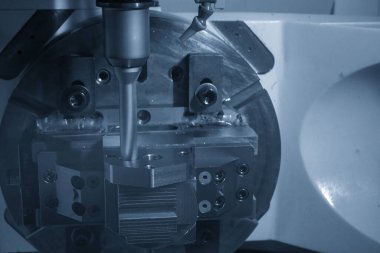 Metal küf parçasında 5 eksenli CNC değirmen deliği. 5 eksenli makine merkezi tarafından yüksek teknoloji enjeksiyon küf parça üretim süreci.