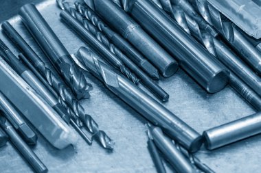 CNC değirmen makinesi için kullanılan kesme aletleri grubunun yakın çekim sahnesi. Makine merkezi için kesme aracı.