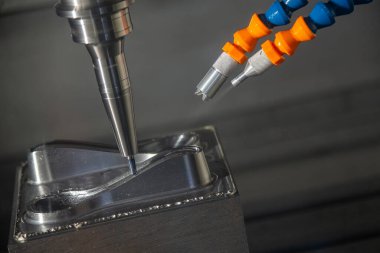 CNC değirmen makinesi, basını kesiyor ve top değirmeninin ucundaki aletle ölüyor. Kalıplar, sert top değirmeni ile makine merkeziyle kesme işlemi yapıyor.