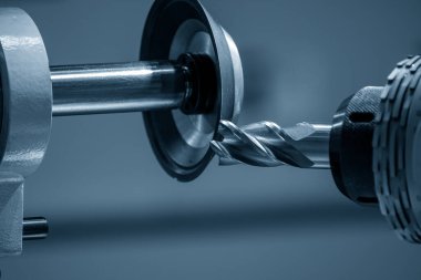 Düz uçlu değirmen makinesi yeniden öğütme işlemi. CNC değirmen makinesi için yeniden öğütme süreci.