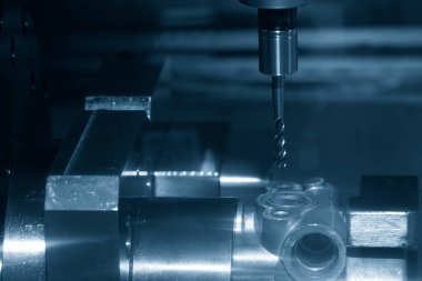 4 eksenli makine merkezi alüminyum dişli konut parçalarına dokunuyor. Yüksek duyarlı otomotiv parçaları üretim süreci çok eksenli CNC değirmen makinesi.