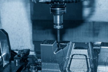 CNC değirmen makinesi, basını kesiyor ve top değirmeninin ucundaki aletle ölüyor. Kalıplar, sert top değirmeni ile makine merkeziyle kesme işlemi yapıyor.
