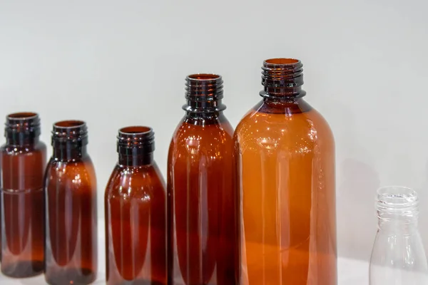 Различные Размеры Коричневых Бутылок Контейнера Процесс Производства Пластиковых Бутылок — стоковое фото