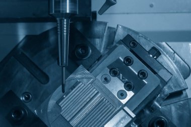 5 eksenli CNC değirmen makinesi metal küf kısmını kesiyor. 5 eksenli makine merkezi tarafından yüksek teknoloji enjeksiyon küf parça üretim süreci.