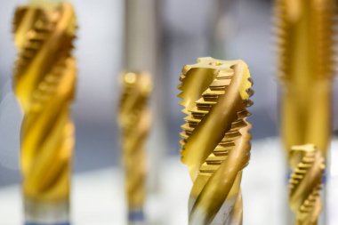 Yakın çekim sahnesi CNC değirmen makinesi için özel tıkırtı araçları. Makine merkezi için iplik kesme aracı.