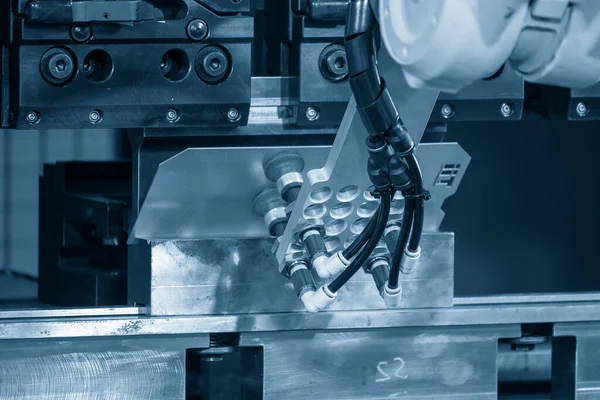 Csúcstechnológiás Fémlemez Amelyet Robotkar Hidraulikus Présgép Alkot Automata Rendszerű Lemezmegmunkálás — Stock Fotó