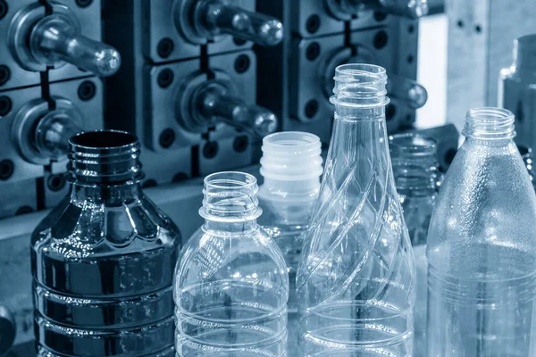 Различные Типы Пластиковых Бутылок Инъекционной Формы Фона Высокотехнологичная Концепция Процесса — стоковое фото