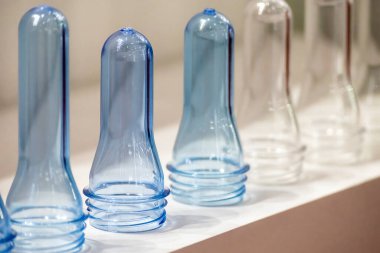 PET şişe ürünlerinin önceden biçimlendirilmiş hali yakın çekim sahnesi. Plastik şişe üretim süreci için hammadde.