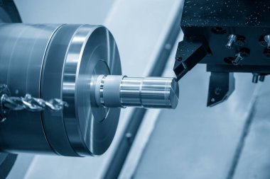CNC torna makinesi metal şaft parçalarını kesiyor. CNC dönüşüm makinesinin yüksek teknolojili metal işlemesi .