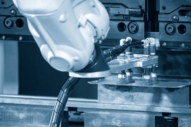 Yüksek teknoloji levha metali hidrolik basınç fren makinesiyle robotik kol tarafından oluşuyor. Otomatik sistem tarafından işletilen metal levha.