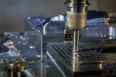 CNC değirmen makinesi, enjeksiyon küf parçalarını indekslenebilir araçlarla kesiyor. Kalıplar ve ölüm üretim süreci, son değirmen araçları ile makine merkezi tarafından.