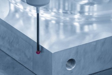 Alüminyum plaka parçalarını ölçen CMM makinesi. Çoklu eksen CMM makinesi ile otomotiv parçalarının kalite kontrolü.