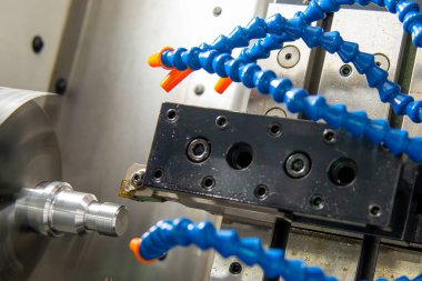 CNC torna makinesi metal çivi parçalarının sonunda iplik kesiyor. CNC dönüşüm makinesinin yüksek teknolojili metal işlemesi .