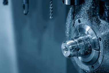 Çoklu görev yapan CNC torna makinesi İsviçre usulü pirinç meme uçlarına sondaj yapan. CNC dönüşüm makinesiyle çalışan yüksek teknoloji metali.