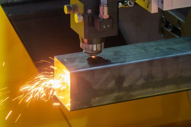 Fiber lazer kesme makinesi paslanmaz çelik kare tüpü kesti. Lazer kesme makinesinin yüksek teknoloji metal üretim süreci.. 