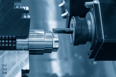 Çok işlevli CNC torna makinesi, metal şaft parçalarını öğüterek öğütüyor. CNC dönüşüm makinesiyle çalışan yüksek teknoloji metali.