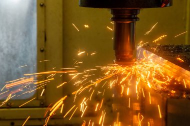 CNC değirmen makinesinin kötü kesme durumu. Makine merkezinin kaba kesim süreci.