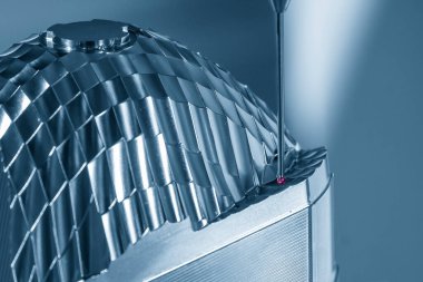 CMM sondası, CNC değirmen makinesinin lens yansıma küf parçasını ölçüyor. CMM makinesiyle otomotiv parçalarının kalite kontrolü.