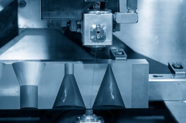 Kablo EDM makinesi kalıpları kesiyor. Zar atma işlemi CNC programı tarafından kablo kesme makine kontrolü ile kesme işlemi.