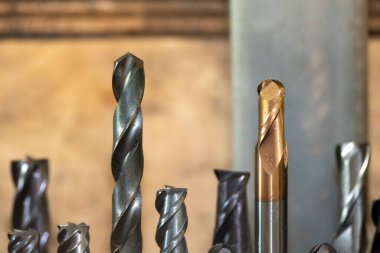 CNC değirmen makinesi için kullanılan kesme aletleri grubunun yakın çekim sahnesi. Makine merkezi için kesme aracı.