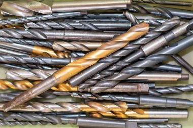 CNC değirmen makinesi için kullanılan delik araçları grubunu yakın çekim sahnesi. Makine merkezi için kesme aracı.