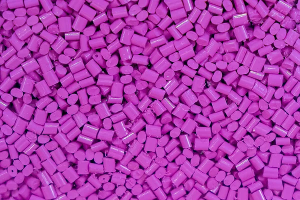 İğne işlemi için mor pigment yığını. Plastik işlemenin ham maddesi.